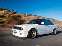 Click image for larger version

Name:	eurp_0801_12_z+1992_bmw_325i+driveby.jpg
Views:	65
Size:	46.7 KB
ID:	1090835