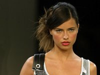 Click image for larger version

Name:	Adriana-Lima-130.JPG
Views:	45
Size:	62.2 KB
ID:	1036004