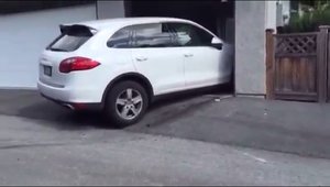 Tipu' asta ar darama si garajul numai sa-si parcheze odata Porsche-le ala.