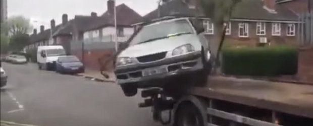 Tipul asta pare cam suparat pe hingherii de masini...