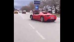 Tipul asta s-a uitat prea mult la Tokyo Drift, iar acum isi conduce Ferrari-ul... doar in drifturi