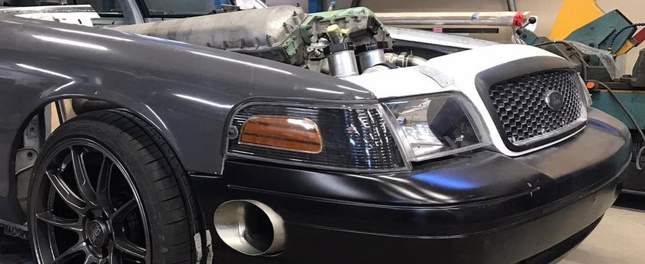Tipului asta nu-i pasa de consum sau emisii. Lucreaza la o masina cu motor V12 de 27 de litri Tipului asta nu-i pasa de consum sau emisii. Lucreaza la o masina cu motor V12 de 27 de litri