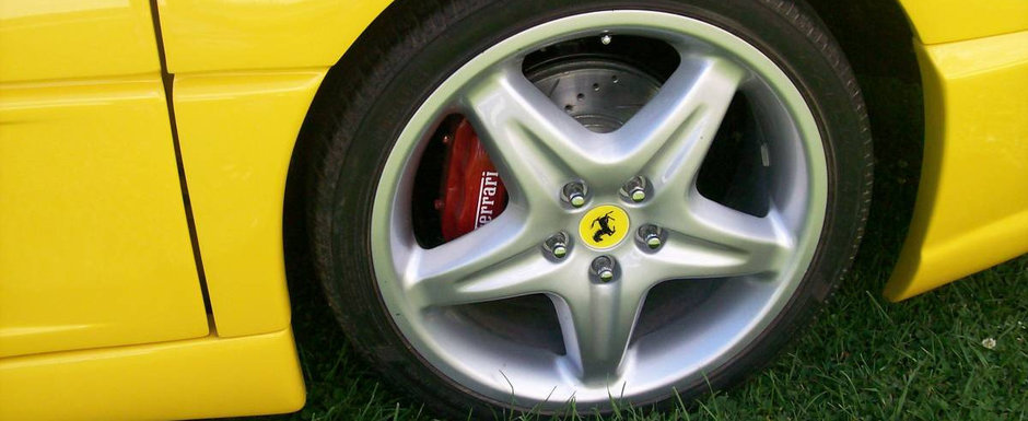 Toata lumea crede ca-i bogat si are un Ferrari, dar masina pe care o conduce costa cat un Golf la mana a doua. POZE REALE Toata lumea crede ca-i bogat si are un Ferrari, dar masina pe care o conduce costa cat un Golf la mana a doua. POZE REALE