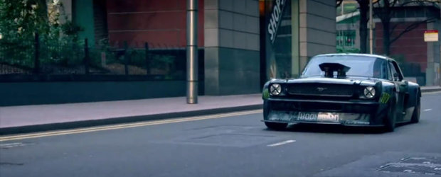 Top Gear apeleaza la toate armele din dotare pentru a-si creste audienta. Intra in scena Ken Block si al sau Hoonicorn