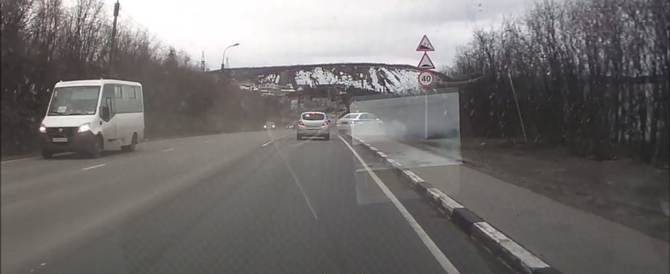 Totul a fost filmat. Masina de politie a ajuns in sant dupa o urmarire ca-n filmele americane Totul a fost filmat. Masina de politie a ajuns in sant dupa o urmarire ca-n filmele americane