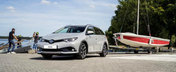 Toyota urmeaza modelul rivalilor si prezinta un Auris break cu elemente specifice crossover-elor