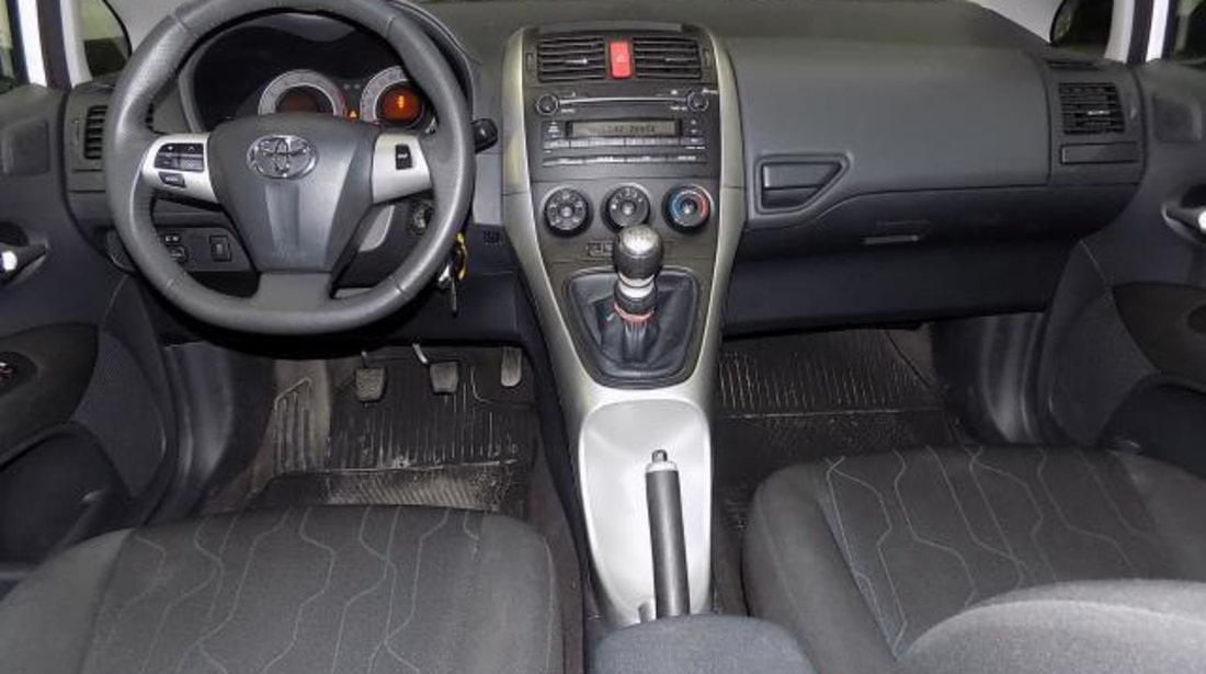Toyota Auris Terra VSC 1.3 Dual VVT-I DOHC 99 CP 2012