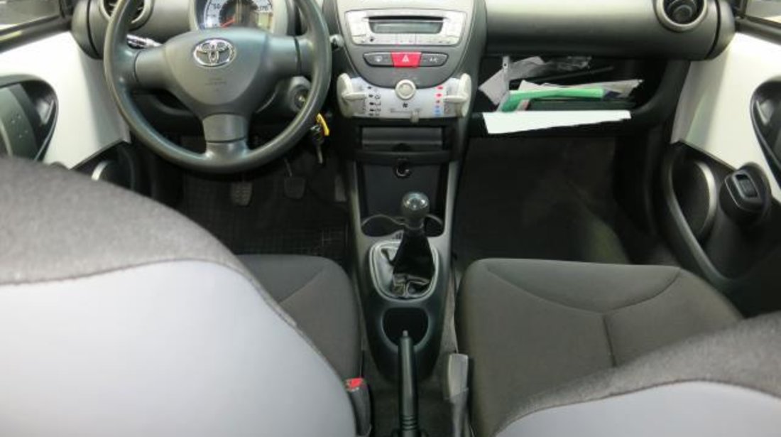 Toyota Aygo Terra 1.0 VVT-i DOHC 68 CP 2012