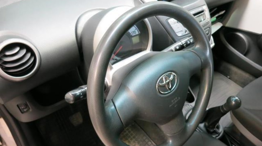 Toyota Aygo Terra 1.0 VVT-i DOHC 68 CP 2012