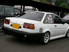 Toyota Corolla AE86 cu motor V8