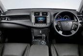 Toyota Crown Royal Saloon si Athlete