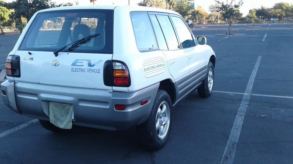 Toyota RAV4 EV de vanzare