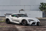 Toyota Supra cu kit widebody de la Rocket Bunny