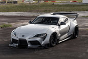 Toyota Supra cu kit widebody de la Rocket Bunny