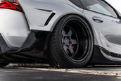 Toyota Supra cu kit widebody de la Rocket Bunny