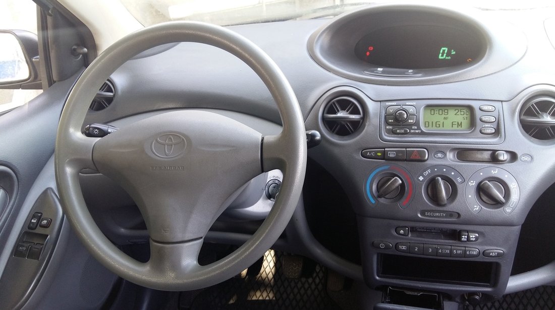 Toyota Yaris 1.0 VVT-i cu AC 2002