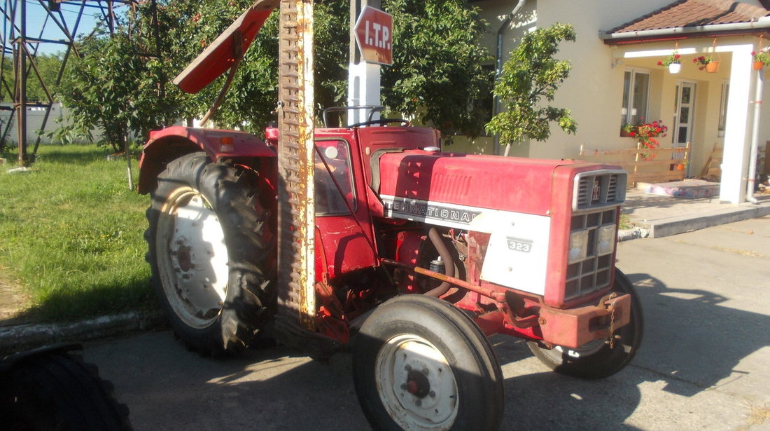 Tractor marca INTERNATIONAL 323