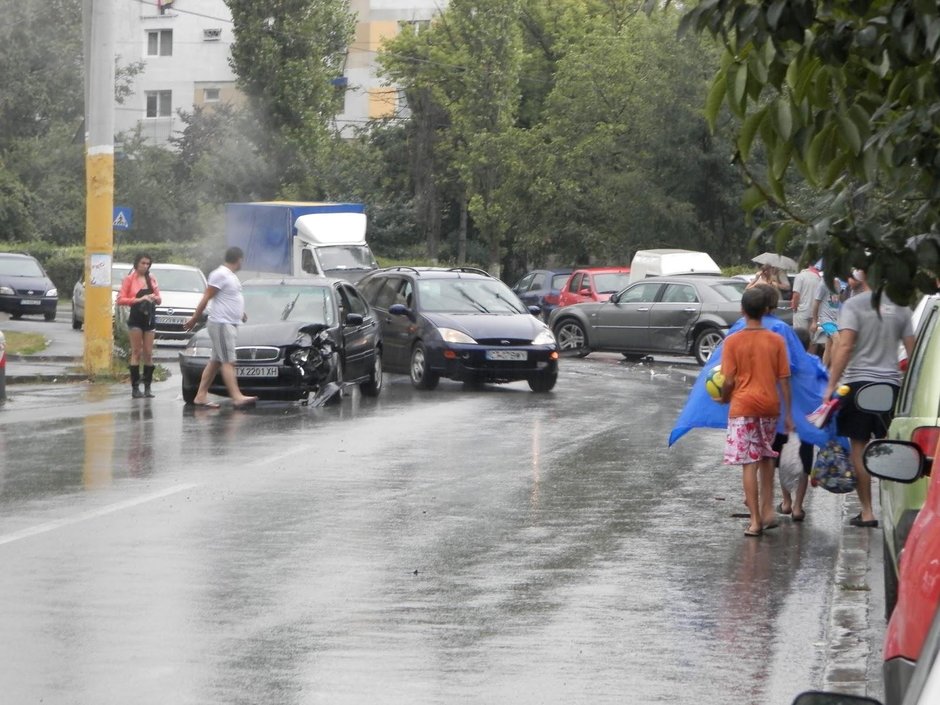 Trafic auto pe ploaie