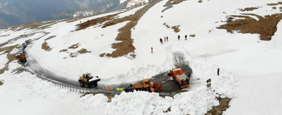 Transalpina este inca sub zapezi. FILMARE superba din drona cu cea mai inalta sosea din ROMANIA