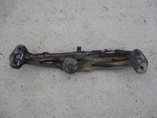TRAVERSA CU SUPORT MOTOR 191199171E / 191199201B SEAT TOLEDO 1.8 BENZINA FAB. 1991 - 1999 ⭐⭐⭐...