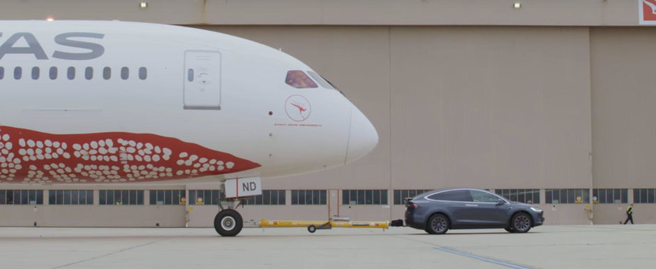 Trebuia sa o faca si pe asta. Dupa camioane si vagoane de tren, TESLA tracteaza cu succes un AVION Trebuia sa o faca si pe asta. Dupa camioane si vagoane de tren, TESLA tracteaza cu succes un AVION