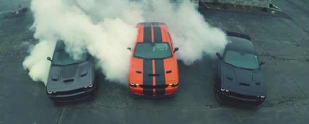 Trei Dodge-uri Hellcat tortureaza anvelopele pentru placerea noastra vizuala