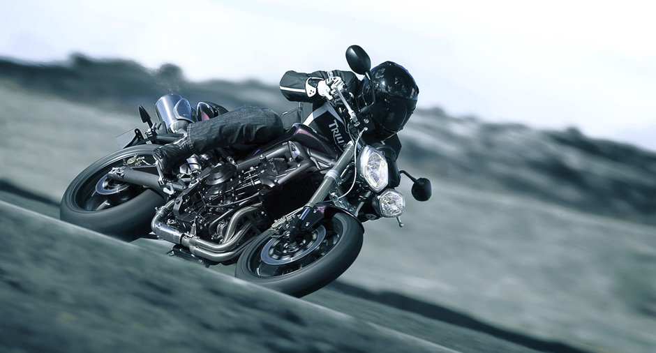 Triumph StreetTriple 2012 - un naked cu ochi de sarpe