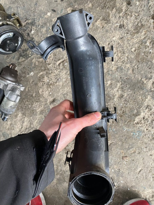 Tubulatura admisie Seat Leon 1P 1.2 TSI an de fabricatie 2011 cod 03F145673E