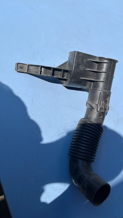 Tubulatura filtru aer Peugeot 208 1.2 VTI , cod motor HMZ, an de fabricatie 2015 cod 9677186180