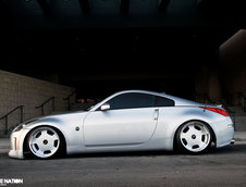 Tuning Nissan: 350Z Twin-Turbo, generatia Stance, culcata pe asfalt