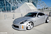 Tuning Nissan: 350Z Twin-Turbo, generatia Stance, culcata pe asfalt