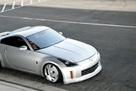 Tuning Nissan: 350Z Twin-Turbo, generatia Stance, culcata pe asfalt