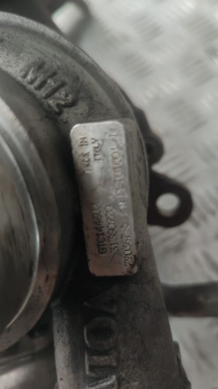 Turbina mic defect Volvo c70 D5204T14 D5204T D5204T5 D5204T4 D5204T6 an 2013 cod 31380220