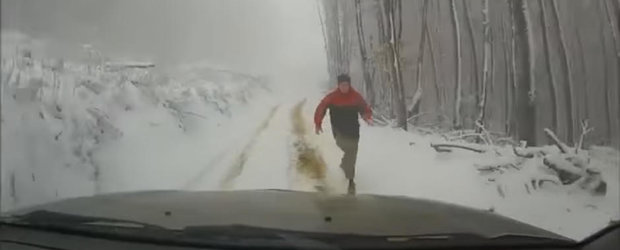 Uite de ce este bine sa tragi frana de mana inainte sa cobori din masina