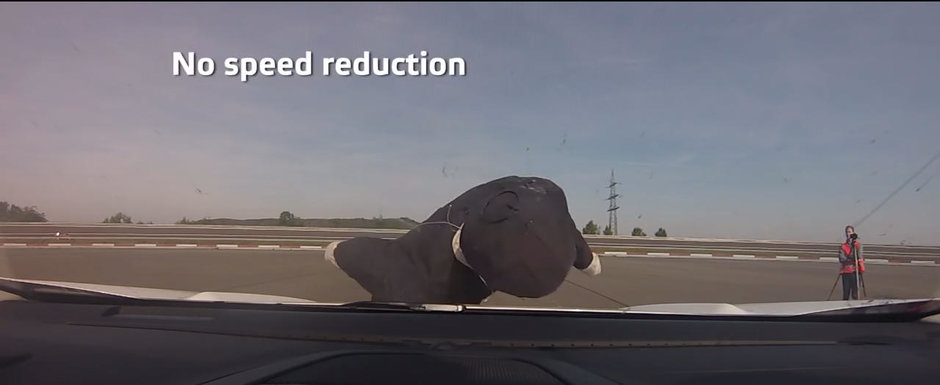 Ultimul model testat de Euro NCAP. A primit cinci stele chiar daca a luat un 'pieton' pe capota Ultimul model testat de Euro NCAP. A primit cinci stele chiar daca a luat un 'pieton' pe capota