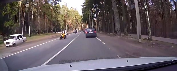 Un accident ca asta ti se-ntampla o singura data in viata. Ce a patit acest motociclist din Rusia