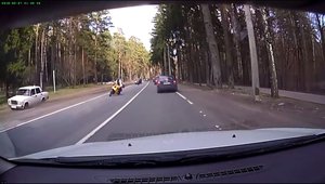 Un accident ca asta ti se-ntampla o singura data in viata. Ce a patit acest motociclist din Rusia