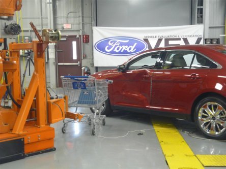 Un altfel de crash test pentru Ford Taurus! Veti fi uimiti!