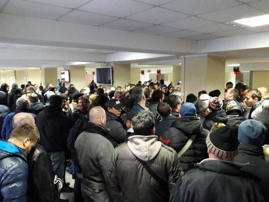Un altfel de protest la DRPCIV: Cum a aratat prima zi de inmatriculari fara TAXA AUTO Un altfel de protest la DRPCIV: Cum a aratat prima zi de inmatriculari fara TAXA AUTO