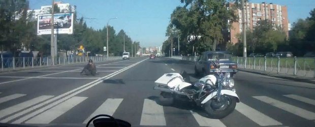 Un american la Moscova: accident amuzant cu un Harley