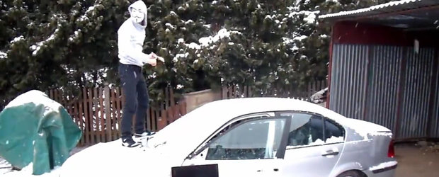 Un Anonymous distruge un BMW cu toporul. Numai el stie de ce...