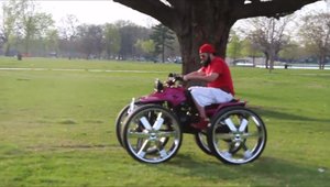 Un ATV cu roti de 28 inch face cerculete la un picnic