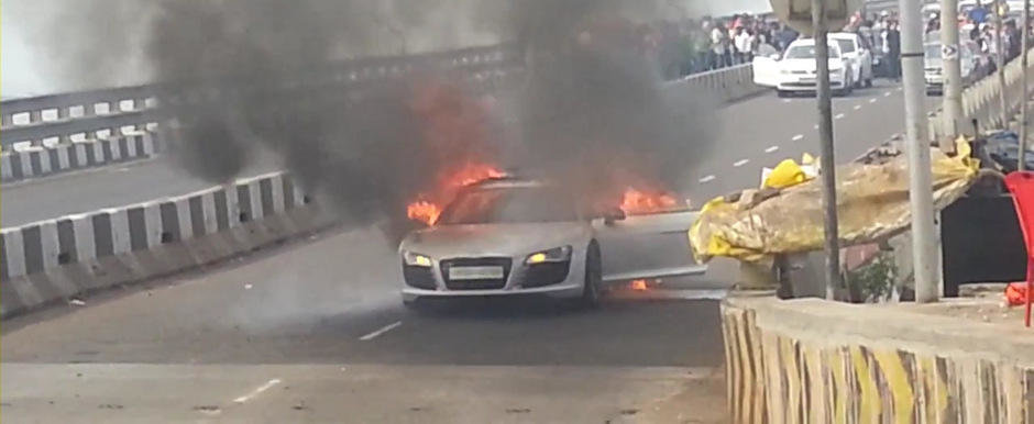 Un Audi R8 sfarseste in flacari pe o strada din Mumbai Un Audi R8 sfarseste in flacari pe o strada din Mumbai