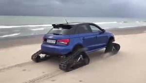 Un Audi S1 cu senile in loc de roti fuge de zor pe plaja Marii Negre