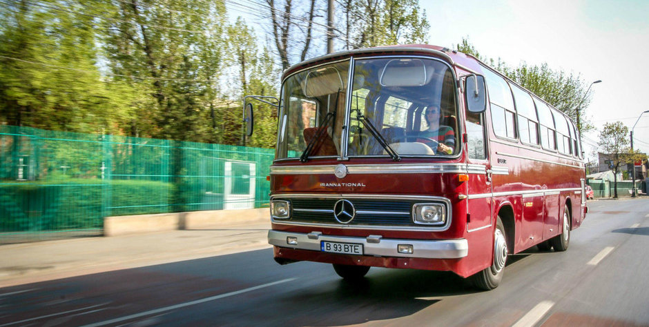 Un autocar Mercedes-Benz cu care mergeai in excursie pe vremea lui Ceausescu e de vanzare la un pret...