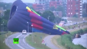 Un balon cu aer cald se prabuseste in Olanda, blocand intreaga sosea