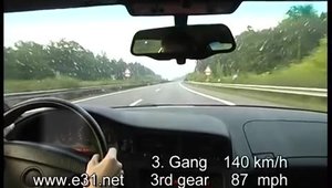 Un BMW 850 CSi goneste cu 300+ km/h intr-un video din 2001