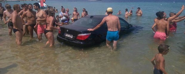 Un BMW din Bihor se crede submarin pe plajele din Grecia