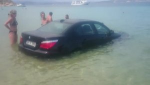 Un BMW din Bihor se crede submarin pe plajele din Grecia