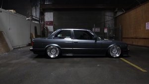 Un BMW E30 ca niciun altul, cu suspensie pe aer, jante BBS si... motor V8 LS1